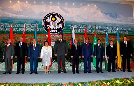 Jubilejní setkání potentát: summit Spoleenství nezávislých stát v tádickém Duanbe 3. záí 2011. Zleva: arménský prezident Ser Sarkisjan, premiér Bloruska Michail Mjasnikovi, kazaský prezident Nursultan Nazarbajev, kyrgyzská prezidentka Rosa Otun