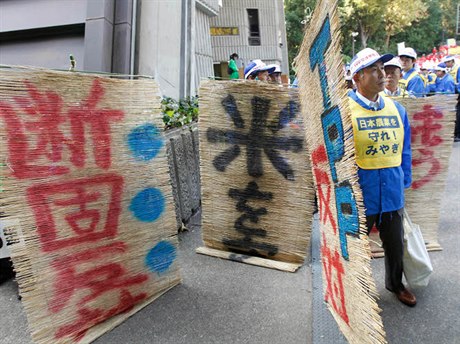 Proti tichomoské bezcelní zón (TPP), která by mla na jejich existenci zásadní vliv, protestovali japontí zemdlci v Tokiu ji loni 10. listopadu.