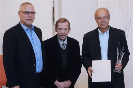 Left to right: Zdenk Bakala and Václav Havel with prize-winner Oldich Kuílek