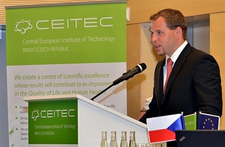 Námstek Jakub Hodiná ped nkolika týdny slavnostn otvíral výzkumné centrum CEITEC, je vzniká ze strukturálních fond administrovaných ministerstvem kolství.