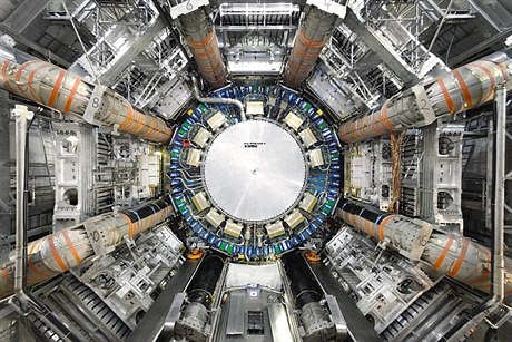 Detektor Atlas v italském Gran Sassu je klíová souást urychlovae ástic, v ní se mí rychlost neutrin letících z enevského CERNu.