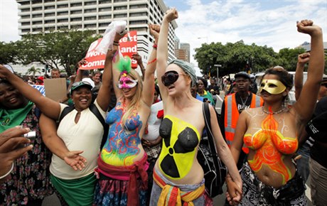 Environmentální aktivistky demonstrují 3. prosince ped kongresovým centrem v Durbanu proti zdlouhavému jednání o opateních vi zmn klimatu.