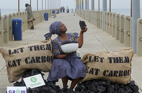 Busi Ndlovuová, lenka organizace Oxfam, protestuje na molu v Durbanu proti uhelným elektrárnám, které produkují velké mnoství oxidu uhliitého. Klimatický summit vak takové konkrétnosti neeil.