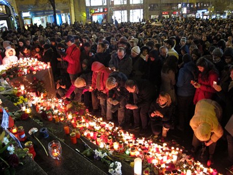 Ordinary Czech pay tribute to Václav Havel on Sunday evening