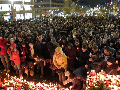 Thousands of Czechs gathered on Wenceslas Square to pay tribute to Václav Havel after learning of his death on Sunday (Dec. 18)