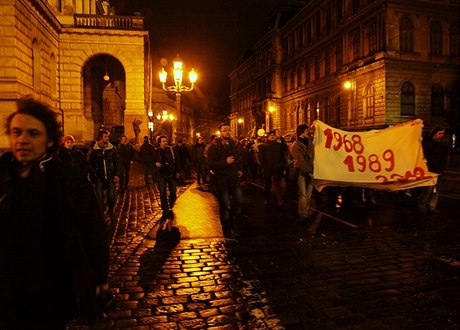 Ve tvrtek el Prahou prvod student Univerzity Karlovy, kteí tímali nápis 1968-1989-2012. Podle profesora Cyrila Höschla lo o hysterickou reakci a arogantní protesty.