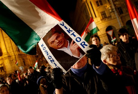 Podle odhadu maarského ministerstva vnitra demonstrovalo na podporu politiky premiéra Viktora Orbána 400 tisíc lidí, organizátoi hovoili o milionu, opozice o desítkách tisíc.