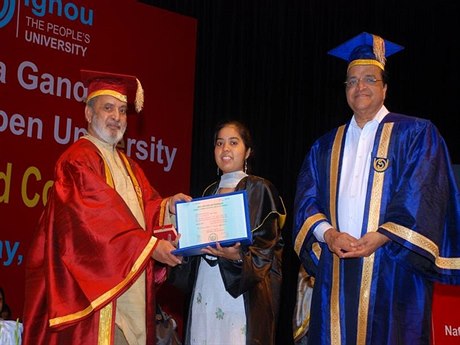 Nejvtí svtová univerzita, Indira Gandhi National Open University (IGNOU), má 21 fakult a desítky místních poboek.