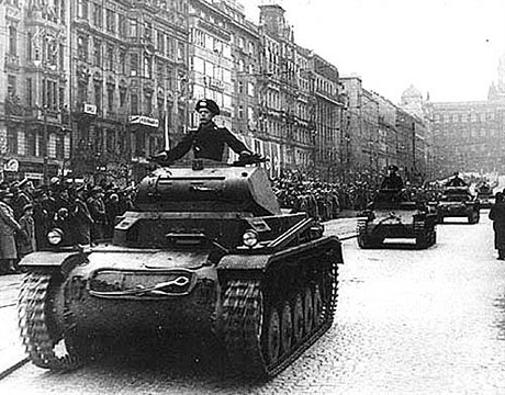 Snad kadý si z uebnic a historických publikací i dokument pamatuje fotografie, na nich obyvatelé Prahy zatínají psti a vyjadují opovrení nad nmeckými vojáky.