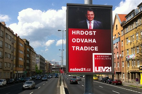 V pátek MF Dnes uvedla, e náklady na souasnou masivní billboardovou kampa národních socialist pevyují piznané sponzorské dary, které strana uvádí na webu.