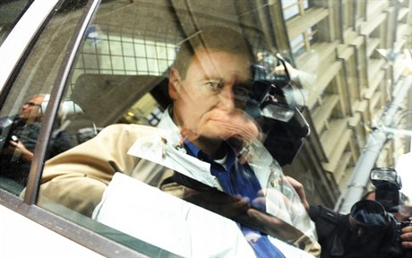 David Rath v policejním aut na cest ze sídla Útvaru pro odhalování organizovaného zloinu v praské Dládné ulici do pankrácké vznice, poté co ho 16. kvtna soudce okresního soudu v Ústí nad Labem poslal do vazby.
