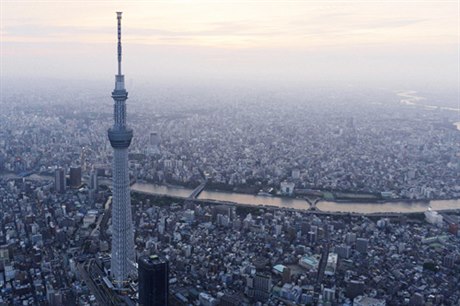 Poasí nám sice nepeje, ale dé je pro rst naeho stromu nezbytný, pozdravil první návtvníky Tokyo Skytree Tower Joizumi Nezu, edesátiletý éf koncernu Tóbu Railway, hlavního stavitele a provozovatele nové tokijské dominanty.