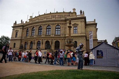 Visitors line up for information in front of the Rudolfinum at last years Museum Night