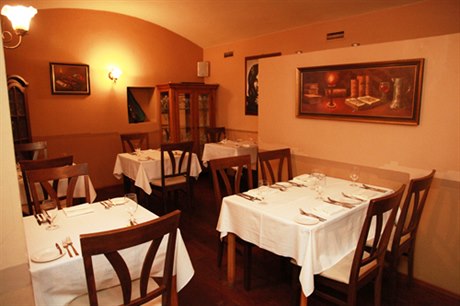 Podnik s pomrn vysokými cenami se specializuje na francouzskou a italskou kuchyni.