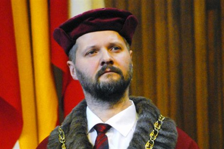 Rektor Univezity Karlovy Václav Hampl tvrdí, e rozpoet na vdu by ml reflektovat doloiteln dosaené vdecké výsledky.
