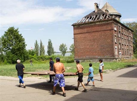 Obyvatelé lokality Pednádraí se rozhodli domy, je úedníci oznaili za neobyvatelné a ohroující ivoty a zdraví, svépomocí opravit. Na kanalizaci si ale netroufli.