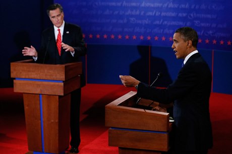 Ve stedu 3. íjna se v první televizní diskusi ped americkými prezidentskými volbami 6. listopadu stetl kandidát Republikánské strany Mitt Romney (vlevo) se souasným prezidentem Barack Obama, který svj post obhajuje za demokraty.