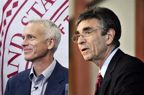 Laureáti letoní Nobelovy ceny za chemii: amerití biochemici Brian K. Kobilka (vlevo) a Robert J. Lefkowitz.