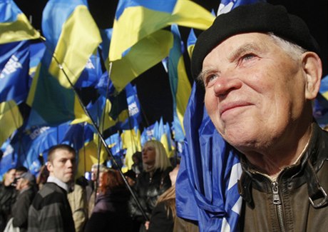 Ukrajina zstane i po nedlních parlamentních volbách modrá, tedy u moci zstane Strana region prezidenta Viktora Janukovye.
