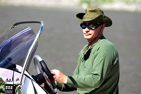 Putin ídí motorový lun na jiní Sibii v srpnu 2009, v dob, kdy ho záda zejm jet tolik nebolela.