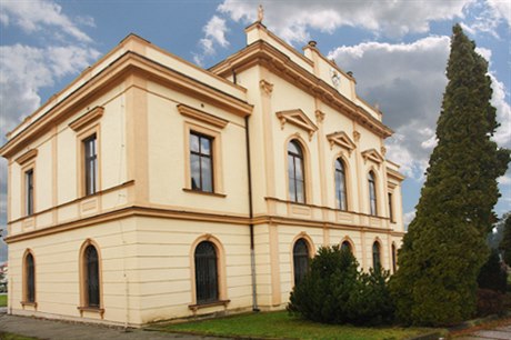 Podle starosty Libora Kvasniky investovaly evnice do oprav Zámeku milionové ástky. Mezi lety 1994 a 1998 se tím jeho hodnota podle znalecký posudk zvýila na estinásobek.