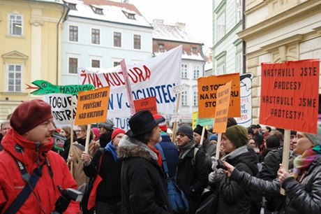 Mottem demonstrace ped ministerstvem kultury bylo: ivá kultura u je jen v jogurtech.