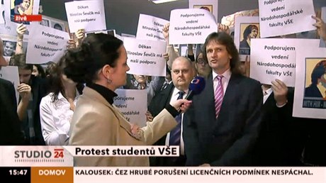 ást student a pedagog VE se s transparenty postavila za dkana Miroslava evíka. Byl mezi nimi i len bankovní rady NB Pavel eábek (uprosted), len fakultní vdecké rady.