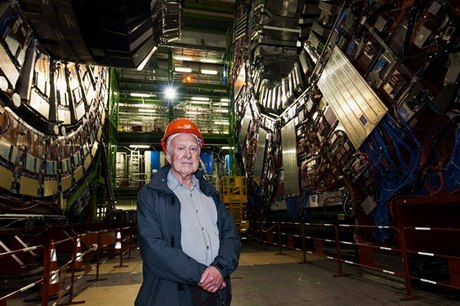 Momentáln nejslavnjí fyzik svta, profesor Peter Higgs, se takto v roce 2008 vyfotil ped experimentem CMS v enevském CERN, který ml napomoci k hledání Higgsova bosonu.