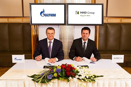 Viceprezident Gazpromu Alexander Medvedv a majitel skupiny KKCG Karel Komárek po slavnostním podpisu smlouvy.