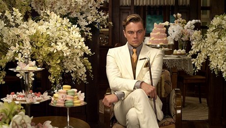 Leonardo DiCaprio jako Jay Gatsby.