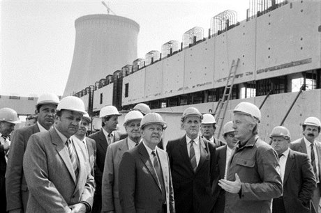 Generální tajemník ÚV KS Milo Jake (uprosted) a len pedsednictva a tajemník ÚV KS Karel Hoffmann (ásten skryt vlevo za Jakeem) na staveniti jaderné elektrárny Temelín v ervenci 1988.
