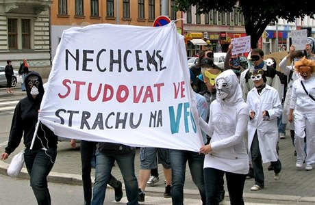 Protestního prvodu centrem Brna se úastnilo k areálu VFU dle odhad asi 80 a 100 lidí.