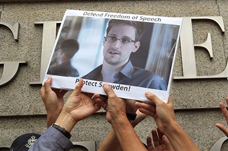 Podporovatelé Edwarda Snowdena, bývalého pracovníka americké Národní bezpenostní agentury, který vyzradil médiím informace o rozsáhlém sledování elektronické koumunikace Amerian tajnými slubami, drí jeho portrét bhem demonstrace ped americkým konz