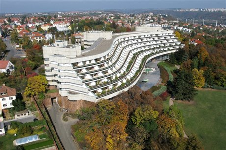 Místo bývalého stranického hotelu Praha chce Petr Kellner postavit kolu. Plán má adu odprc.