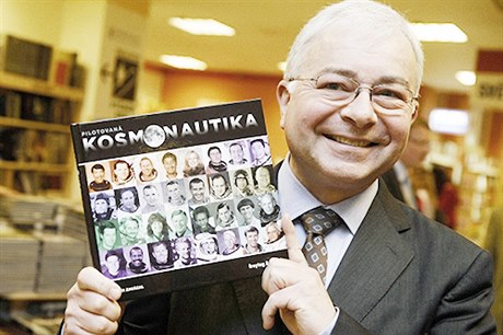 V dubnu 2011 Vladimír Zavázal pedstavil v Praze svoji knihu Pilotovaná kosmonautika.
