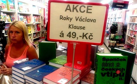 V prodejnách Levných knih jsou k dispozici po 49 K exprezidentovy bilanní svazky.