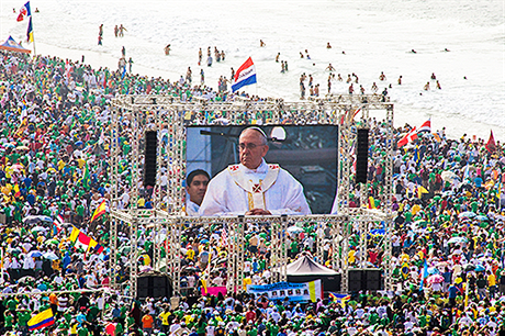 Pape Frantiek na závr své návtvy Svtových dn mládee slouil 28. ervence mi na plái Copacabana v Rio de Janeiru.