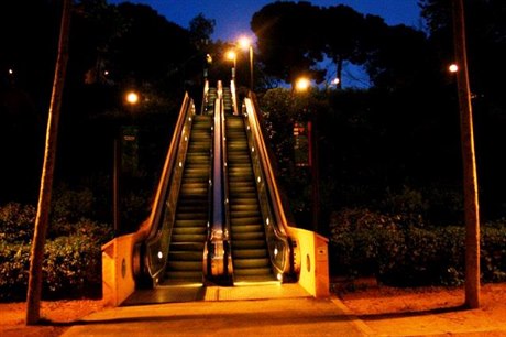 Pohyblivé schody lomozí napíklad i v parcích Barcelony, kde vedou k olympijskému areálu.