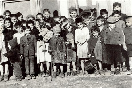 Skupina romský dtských vz koncentraního tábora Lety. Dti tu umíraly pedevím hlady a zimou.