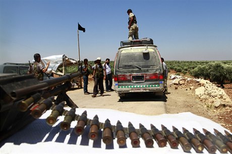 Checkpoint, silniní bariéra, kontrolovaný letos 30. erna syrskými povstalci pi obléhání msta Afrin nedaleko nejlidnatjího msta Sýrie Aleppa. Podobné checkpointy rozdlily zemi do desítek malých území ovládaných éfy opoziních i provládních milicí