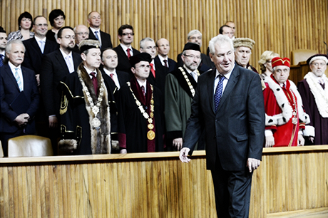 Prezident Milo Zeman jmenoval profesory v Karolinu jedinkrát, letos v ervnu.