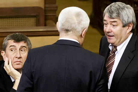 Nov zvolení poslanci se tento týden seli na ustavující schzi. Zleva Andrej Babi, Jaroslav Faltýnek (oba ANO 2011) a Vojtch Filip (KSM).