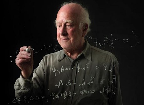 Fyzik Peter Higgs bhem návtvy v enevském výzkumném stedisku CERN roku 2008.