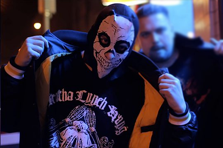 Martin Pohl alias ezník ve videoklipu k písni Soudní proces z alba Hudba u který se chcípá.