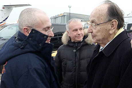Nejznámjího ruského vzn Michaila Chodorkovského pivítal po píletu na berlínské letit 20. prosince bývalý nmecký ministr zahranií a vicepremiér Hans-Dietrich Genscher.