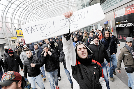 Italové protestovali proti establishmentu 9. prosince i na turínském nádraí.