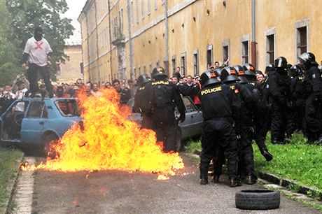 Pouití posílených opatení proti extremismu je z principu teba minimalizovat, podobají se toti více skalpelu ne noi na mazání másla, míní Jan Schneider. (Snímek je ze cviení s názvem Mstské násilí 2010 z ulic Josefova v Jaromi.)