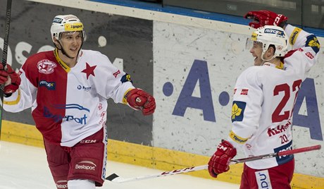 Zleva Jií Doleal a Pavel Klhfek z HC Slavia Praha se radují z gólu.