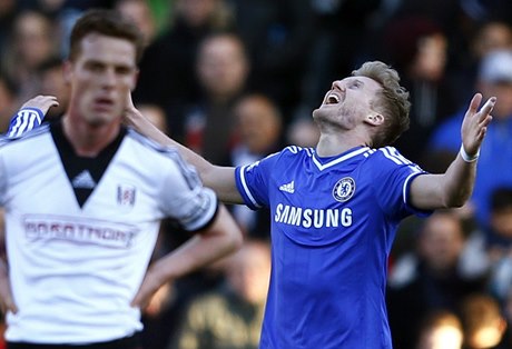 Útoník Chelsea Andre Schürrle slaví jeden ze svých tí gól