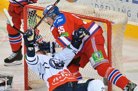 Útoník Záhebu Matt Murley (vlevo) a obránce Lva Martin evc.